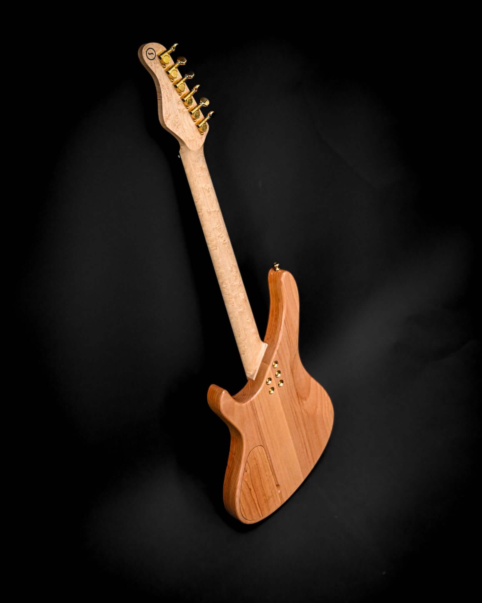 Sarā 6 - Guitare électrique signature de Belforti Instruments, mettant en valeur un savoir-faire haut de gamme et une précision.