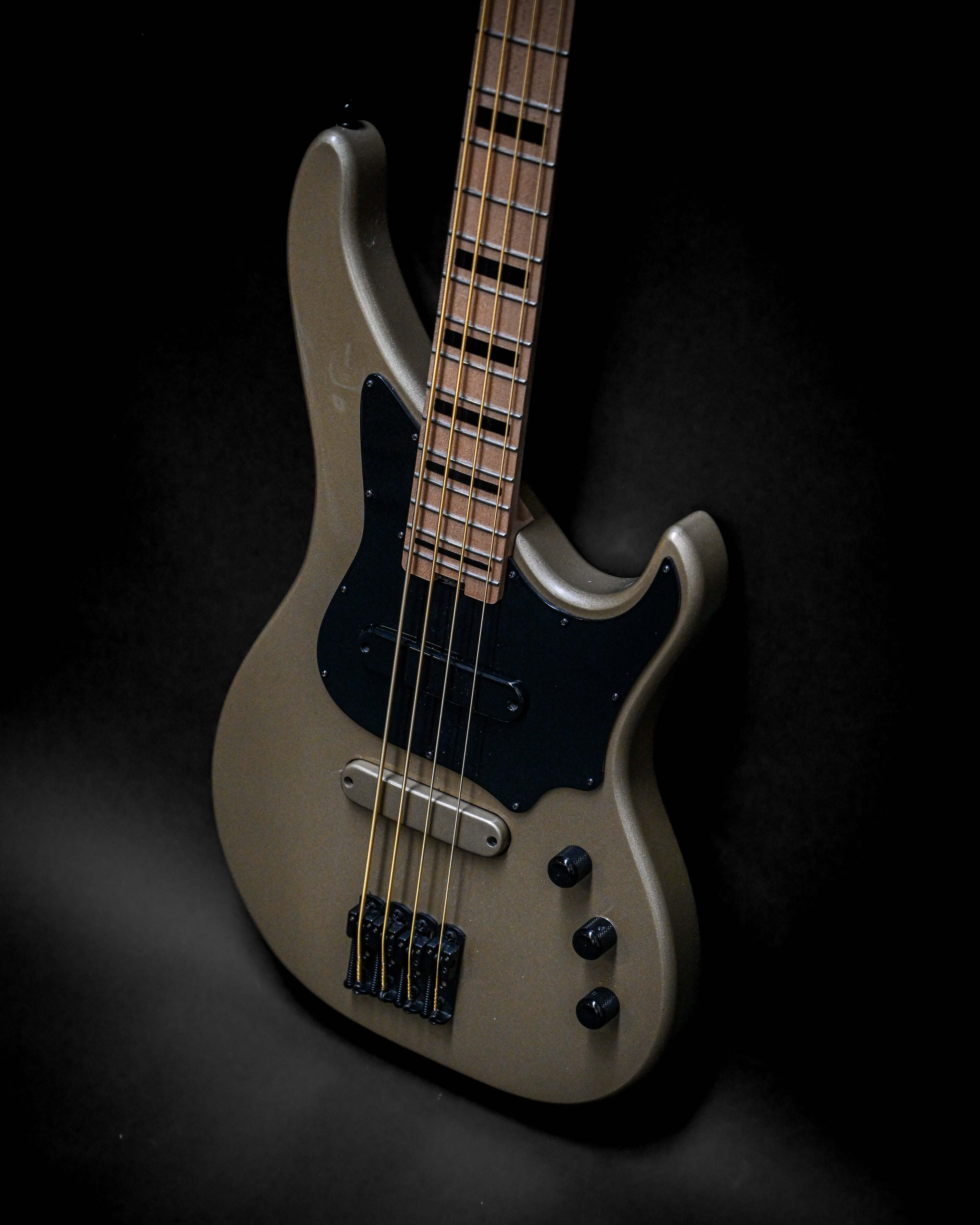 Vēa 4 - Essential bass guitar from Belforti E-Series, showcasing sleek design and premium hardware.