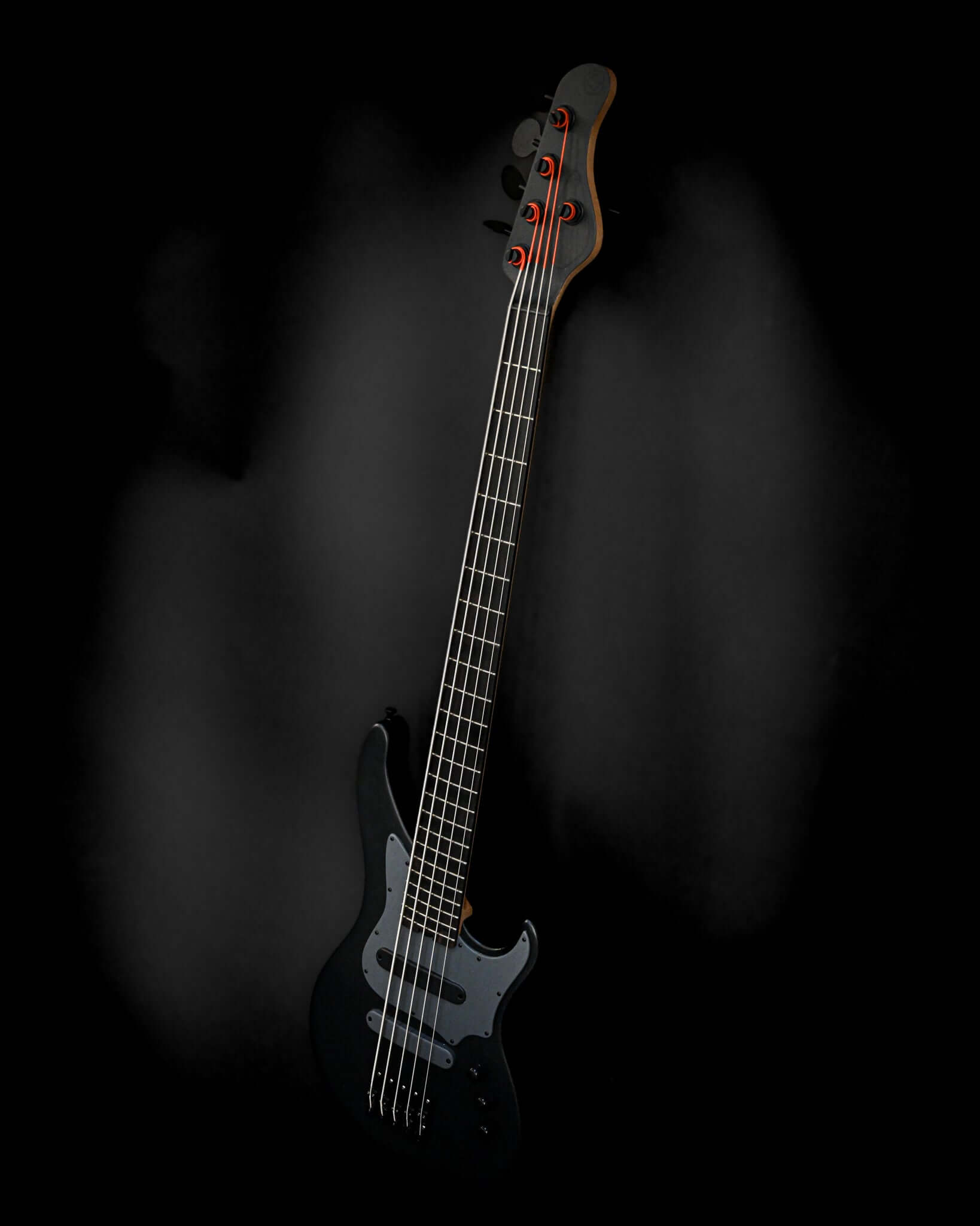 Vēa 5 - Essential bass guitar by Belforti in black, highlighting simplicity and functionality