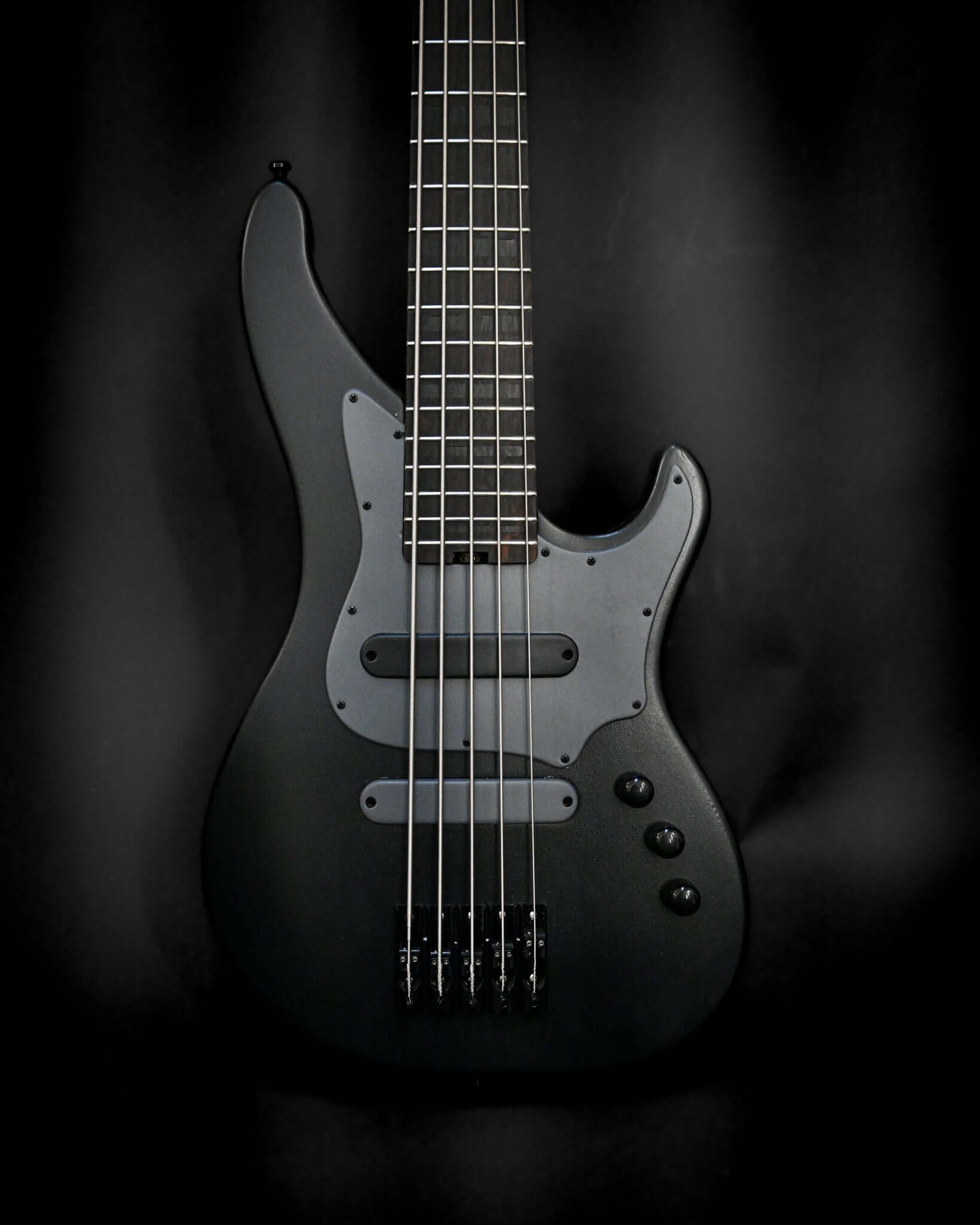 Belforti Vēa 5 - Essential bass guitar with sleek black design and innovative features for professional musicians.