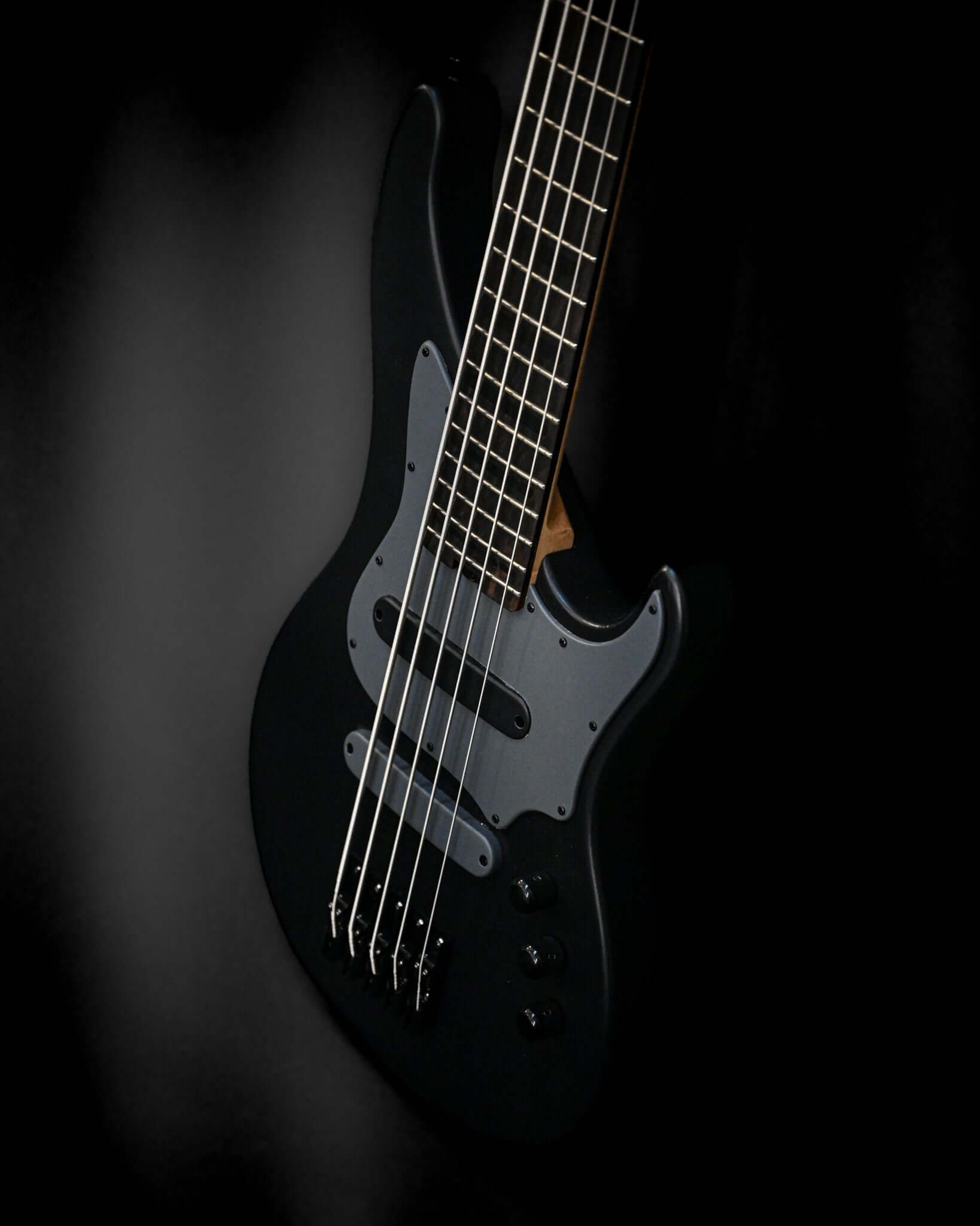 Vēa 5 - Essential bass guitar by Belforti with sleek design and professional-grade features, part of the Essential Series.