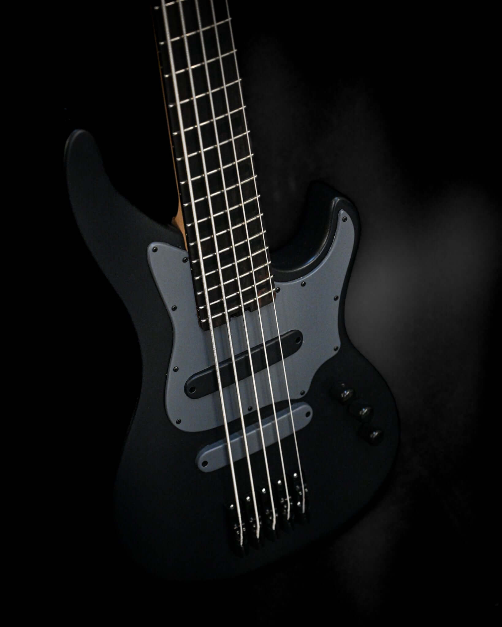 Belforti Vēa 5 - Essential bass guitar showcasing sleek design and quality craftsmanship.