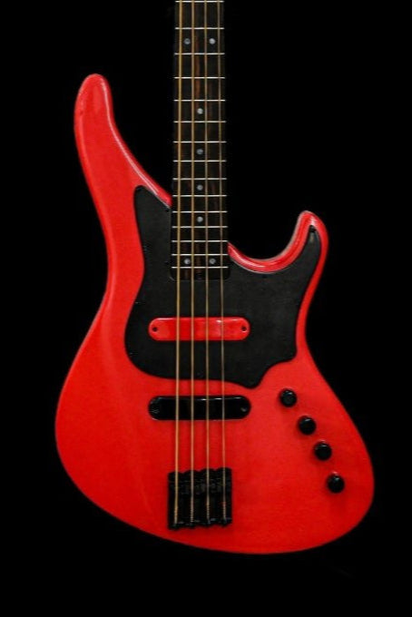 E-Serie - Bass - Custom. Nahaufnahme einer leuchtend roten Bassgitarre, die ihr schlankes Design und ihre Funktionen präsentiert.