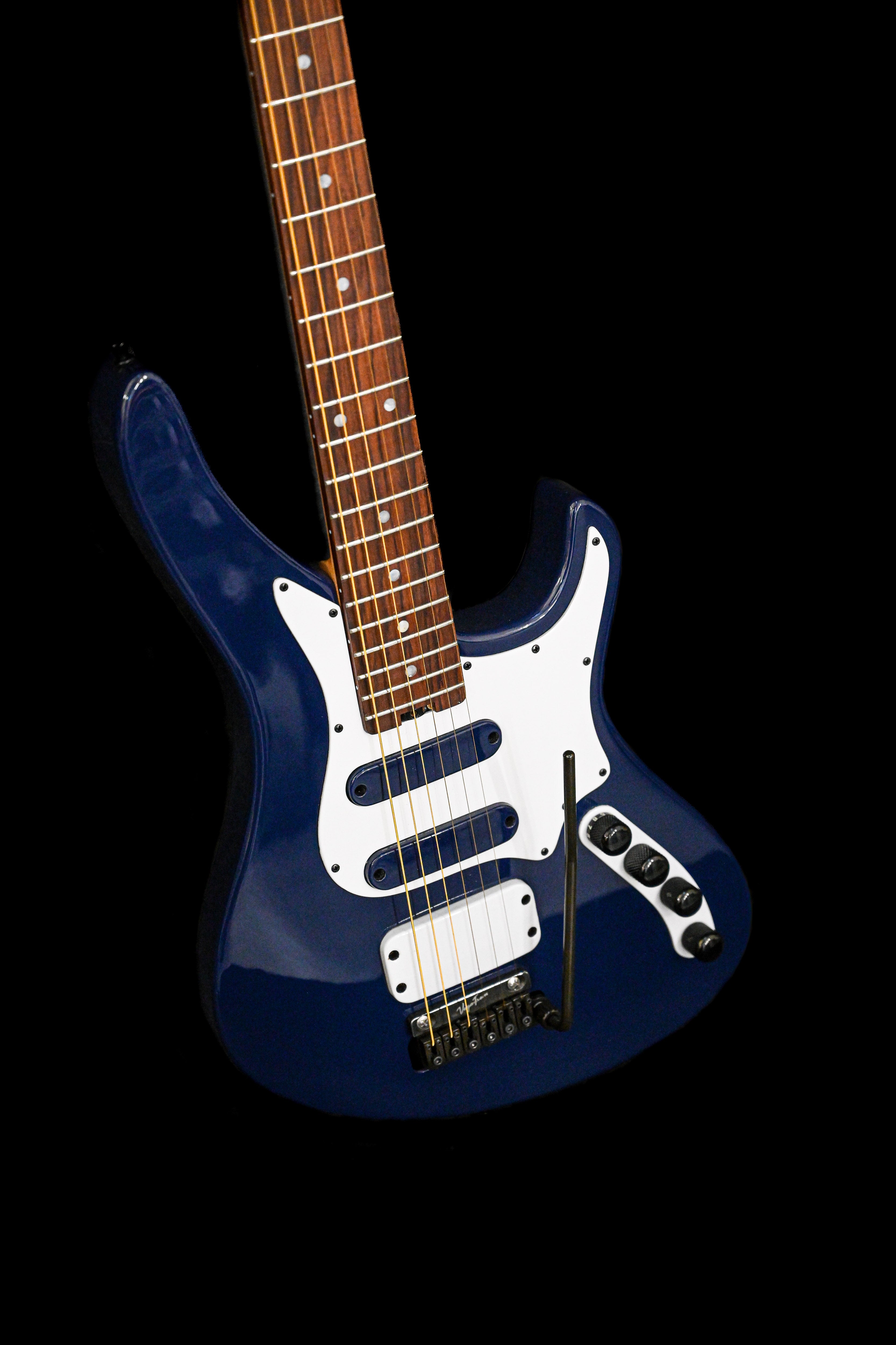 Nahaufnahme des E5 Mariana Blue von Belforti Instruments, made in france