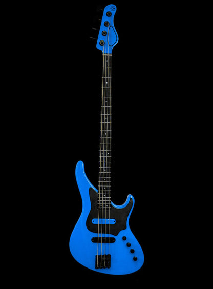 E-Serie - Bass - Custom. Eine kühne blaue Bassgitarre mit einem einzigartigen Design, perfekt für Musiker, die Stil und Leistung suchen.