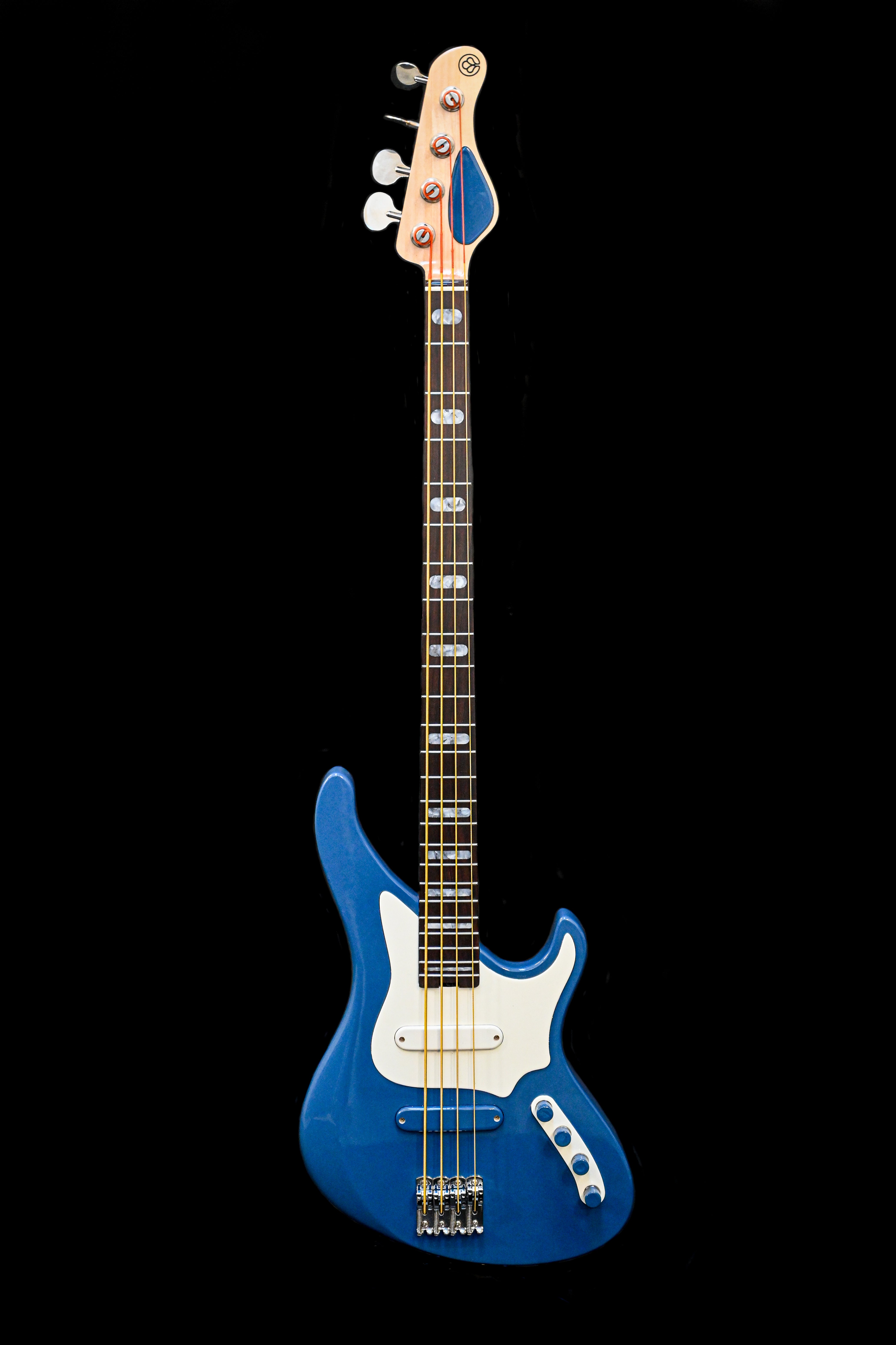 E-Serie - Bass - Custom. Seitenansicht einer stilvollen blauen Bassgitarre, die ihre charakteristische Korpusform und Komponenten hervorhebt.