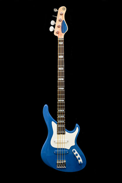 E-Serie - Bass - Custom. Seitenansicht einer stilvollen blauen Bassgitarre, die ihre charakteristische Korpusform und Komponenten hervorhebt.