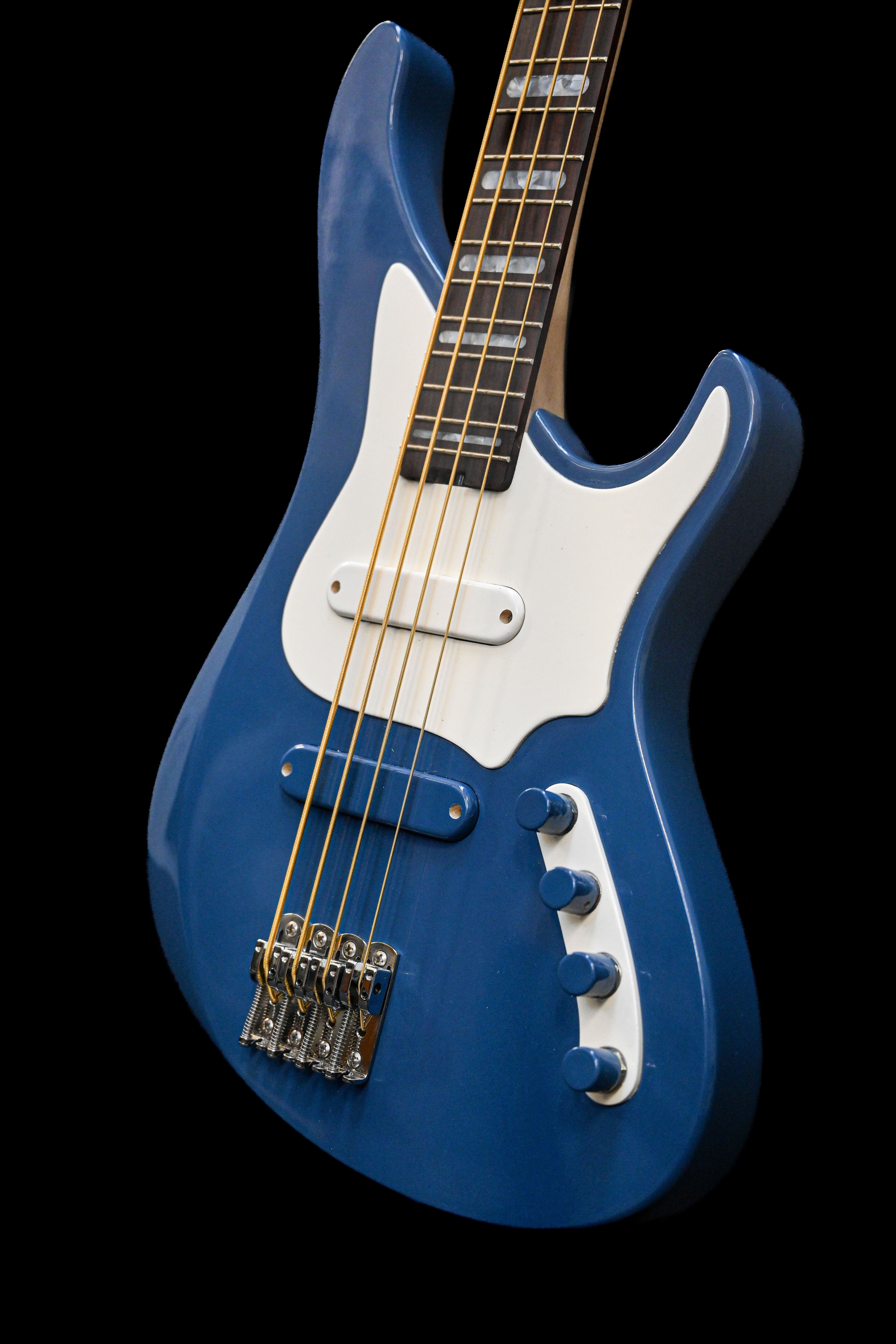 Eine Seitenansicht der E1 Apennines Bardiglio Bassgitarre in Bardiglio Blue, die ihre einzigartige Form, das Pickup-Design und die silberne Hardware hervorhebt. Hergestellt von Belforti Instruments.
