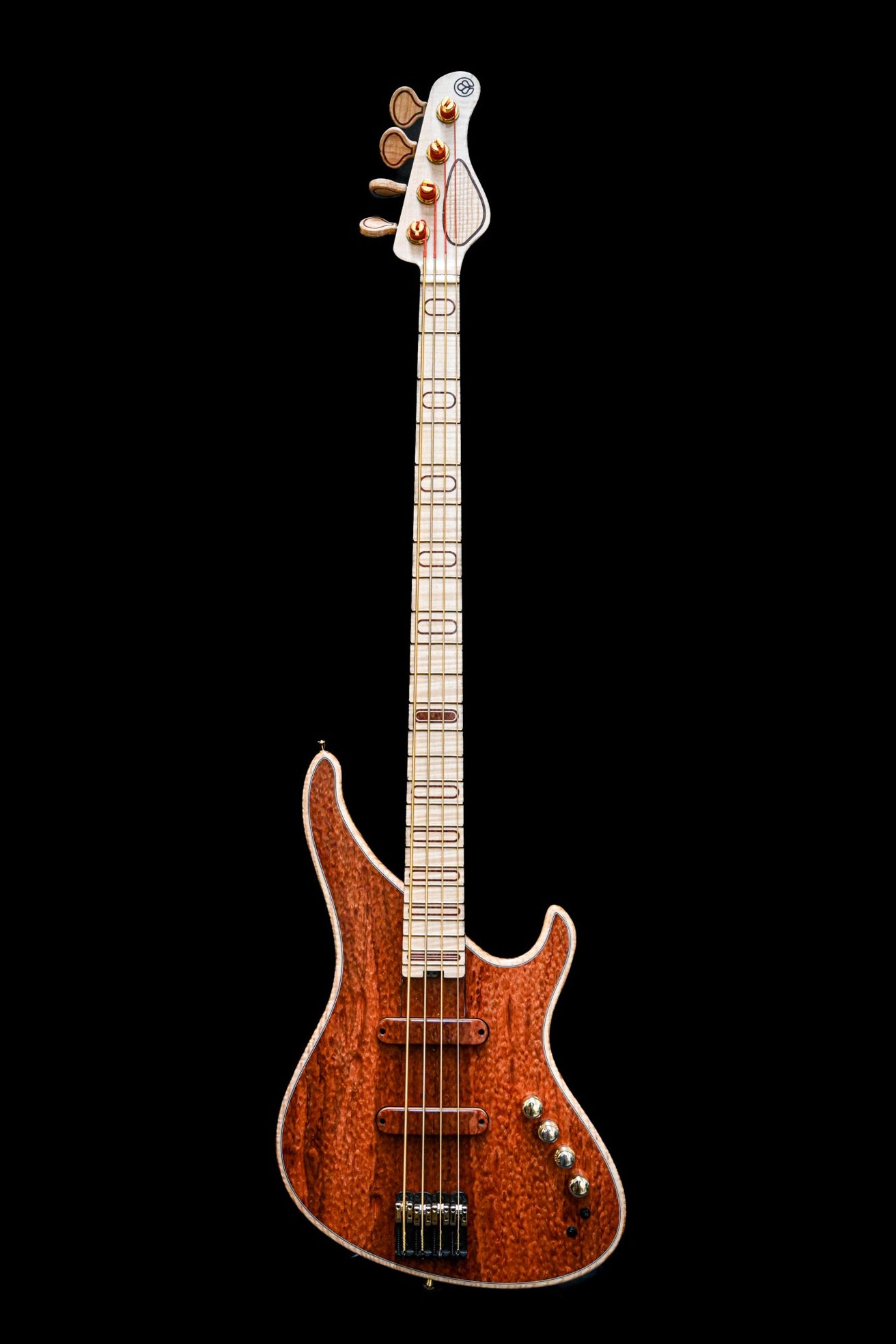 S1 Waterfall Bubinga Bassgitarre mit einzigartiger Wasserfall-Bubinga-Holzdecke und geflammtem Ahornhals, der das elegante Design unterstreicht.