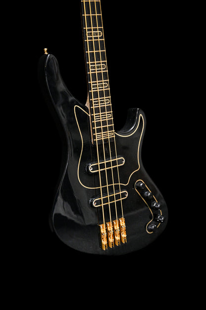 Makroaufnahme des Griffbretts und der Einlagen der S1 'Laudate Concordia' Limited Edition Bassgitarre.