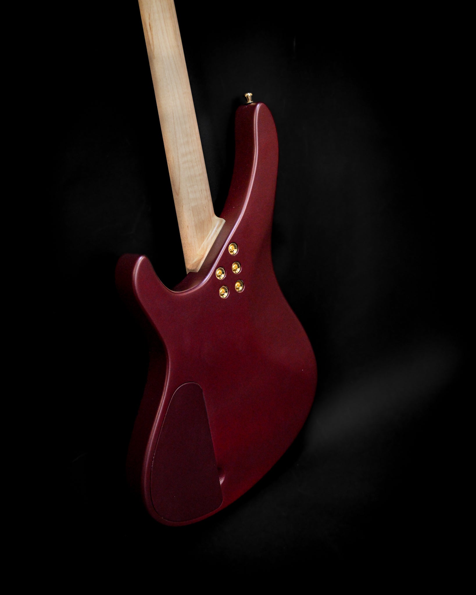 Rückansicht der E5 Aventurinrot E-Gitarre. Hervorzuheben sind die polierte Oberfläche und die goldene Hardware.