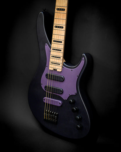 Nahaufnahme des Korpus der E5 Russian Violet mit der eleganten lilafarbenen Zierleiste und dem glatten schwarzen Finish.