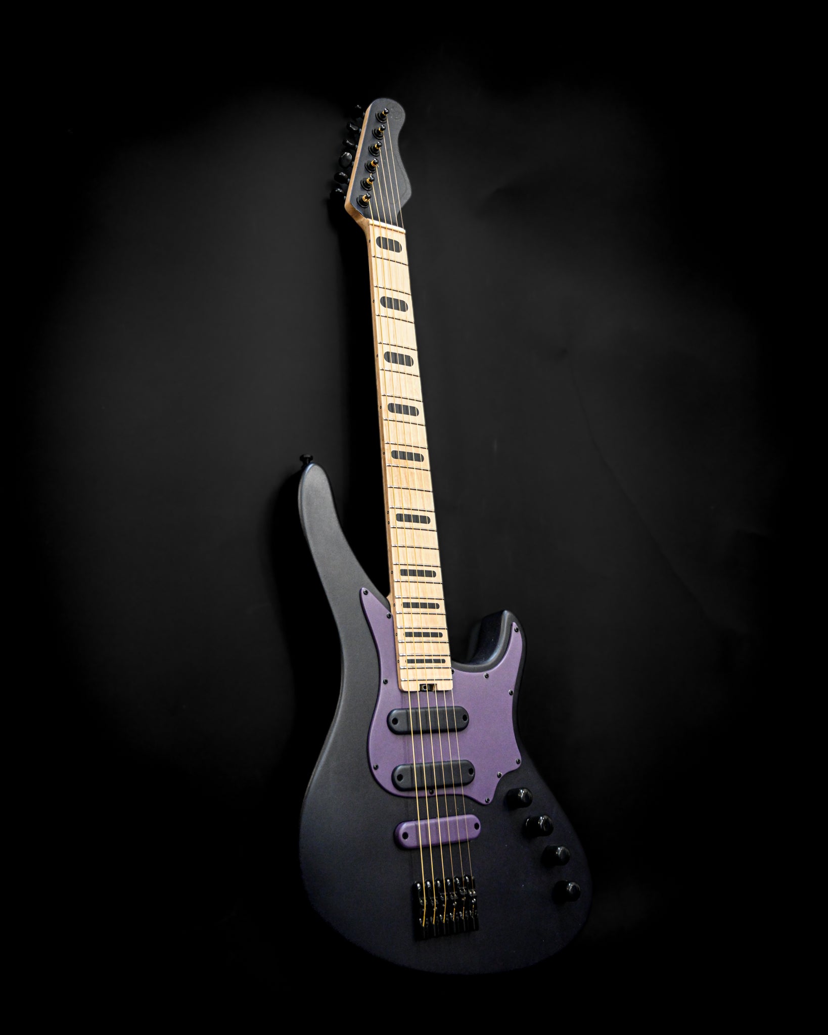 E5 Russian Violet Gitarre mit sichtbaren Reglern und einem majestätischen Halsdesign, perfekt für Spieler, die Stil und Leistung suchen.