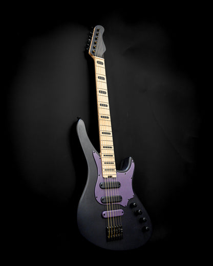 E5 Russian Violet Gitarre mit sichtbaren Reglern und einem majestätischen Halsdesign, perfekt für Spieler, die Stil und Leistung suchen.