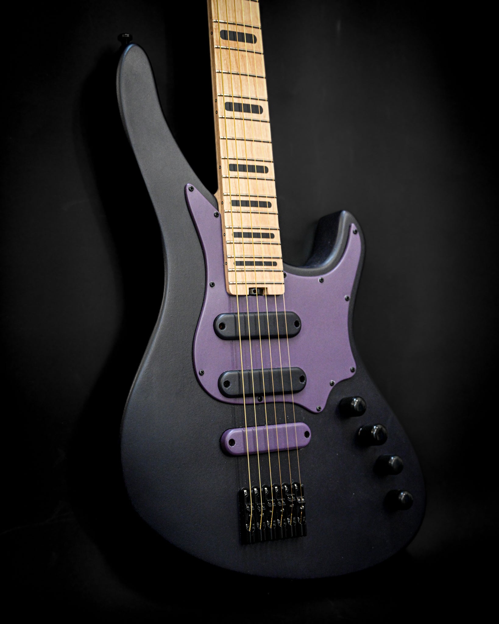 Seitenansicht der E5 Russian Violet Gitarre, die ihre markante Silhouette und luxuriöse Verarbeitung hervorhebt.