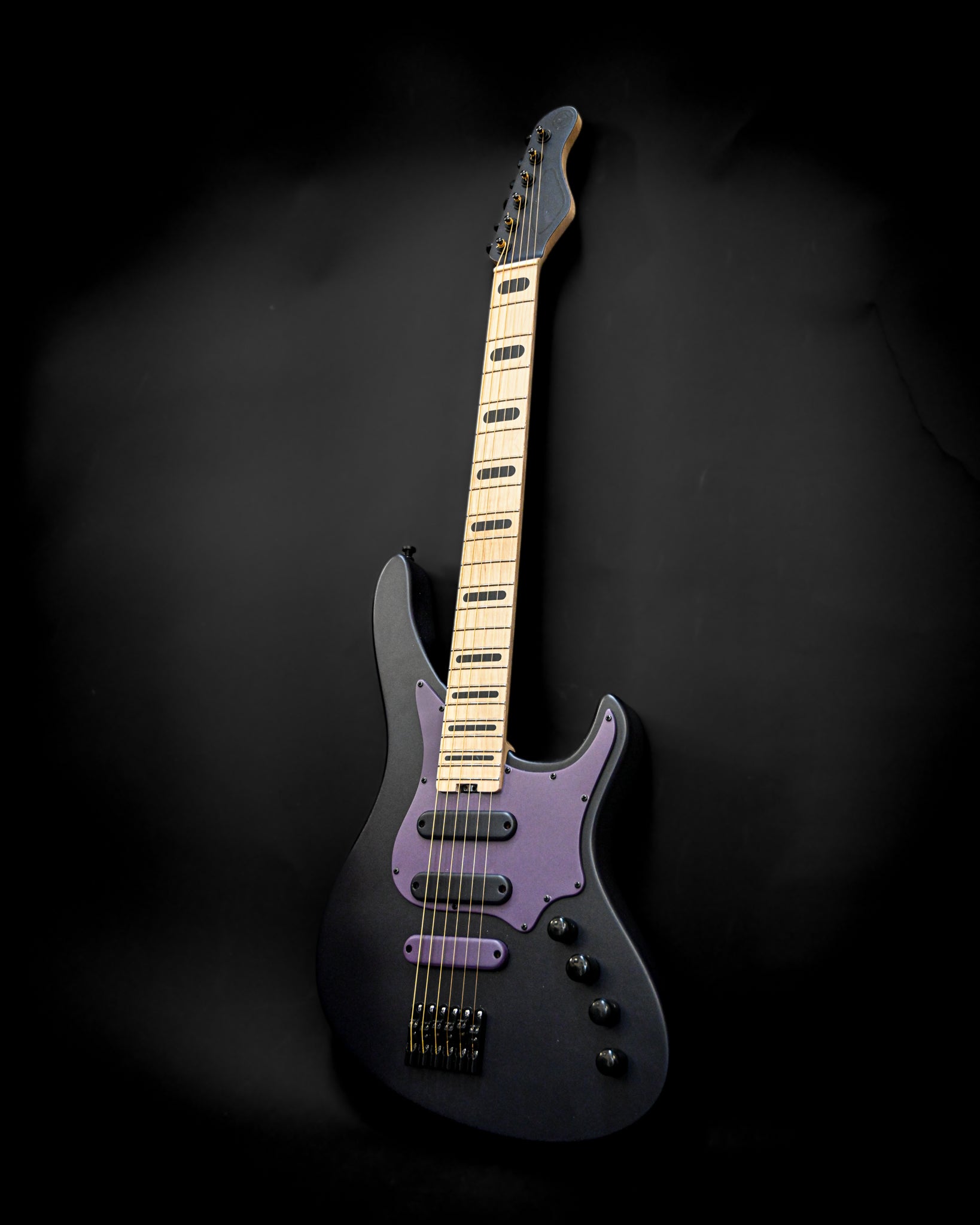 E5 Russian Violet Gitarre aus einem dynamischen Blickwinkel, der ihre Handwerkskunst und ihr stilvolles elektrisches Design zur Geltung bringt.