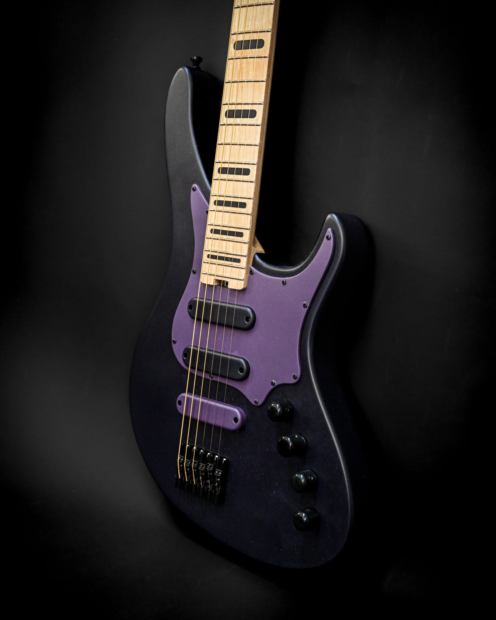 Nahaufnahme des Korpus und der Tonabnehmer der E5 Russian Violet, die die hochwertige Konstruktion und die eleganten Merkmale der Gitarre zeigt.