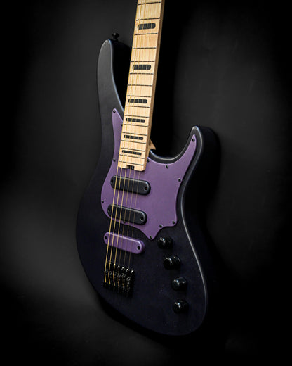 Nahaufnahme des Korpus und der Tonabnehmer der E5 Russian Violet, die die hochwertige Konstruktion und die eleganten Merkmale der Gitarre zeigt.