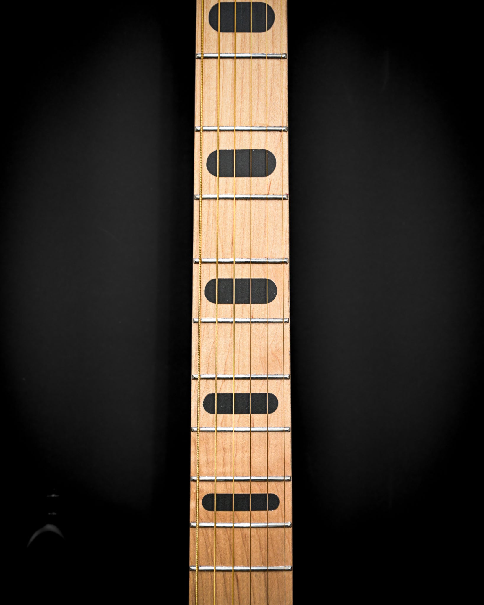 Bild, das das Griffbrett und den Hals der E5 Russian Violet Gitarre hervorhebt und die Qualität der Handwerkskunst unterstreicht.