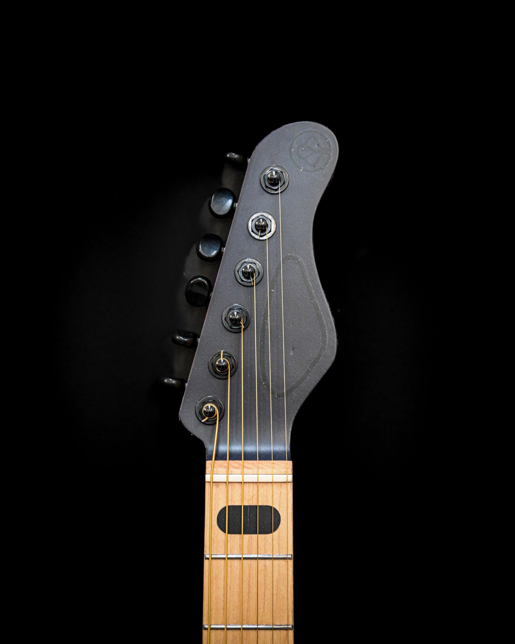Kopfplatte der E5 Russian Violet Gitarre, mit Stimmwirbeln und dem einzigartigen Design, das sie auszeichnet.
