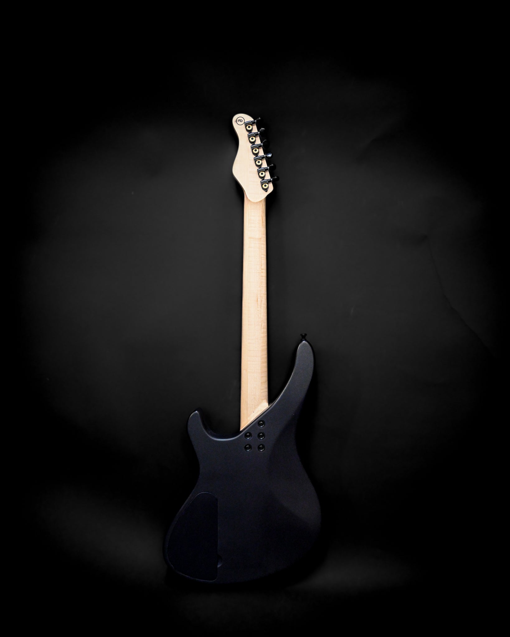 Rückansicht der E5 Russian Violet Gitarre, die die glatte Oberfläche und die hochwertige Holzkonstruktion zeigt.