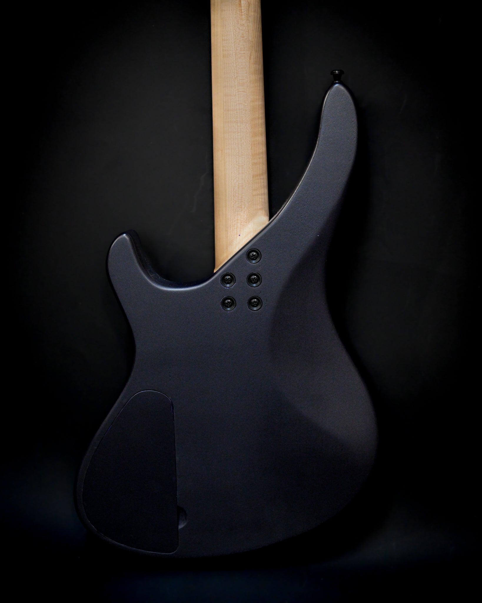 Detaillierte Ansicht der Rückseite der E5 Russian Violet Gitarre, die die eleganten Konturen und die Handwerkskunst der Gitarre zeigt.