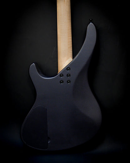 Detaillierte Ansicht der Rückseite der E5 Russian Violet Gitarre, die die eleganten Konturen und die Handwerkskunst der Gitarre zeigt.