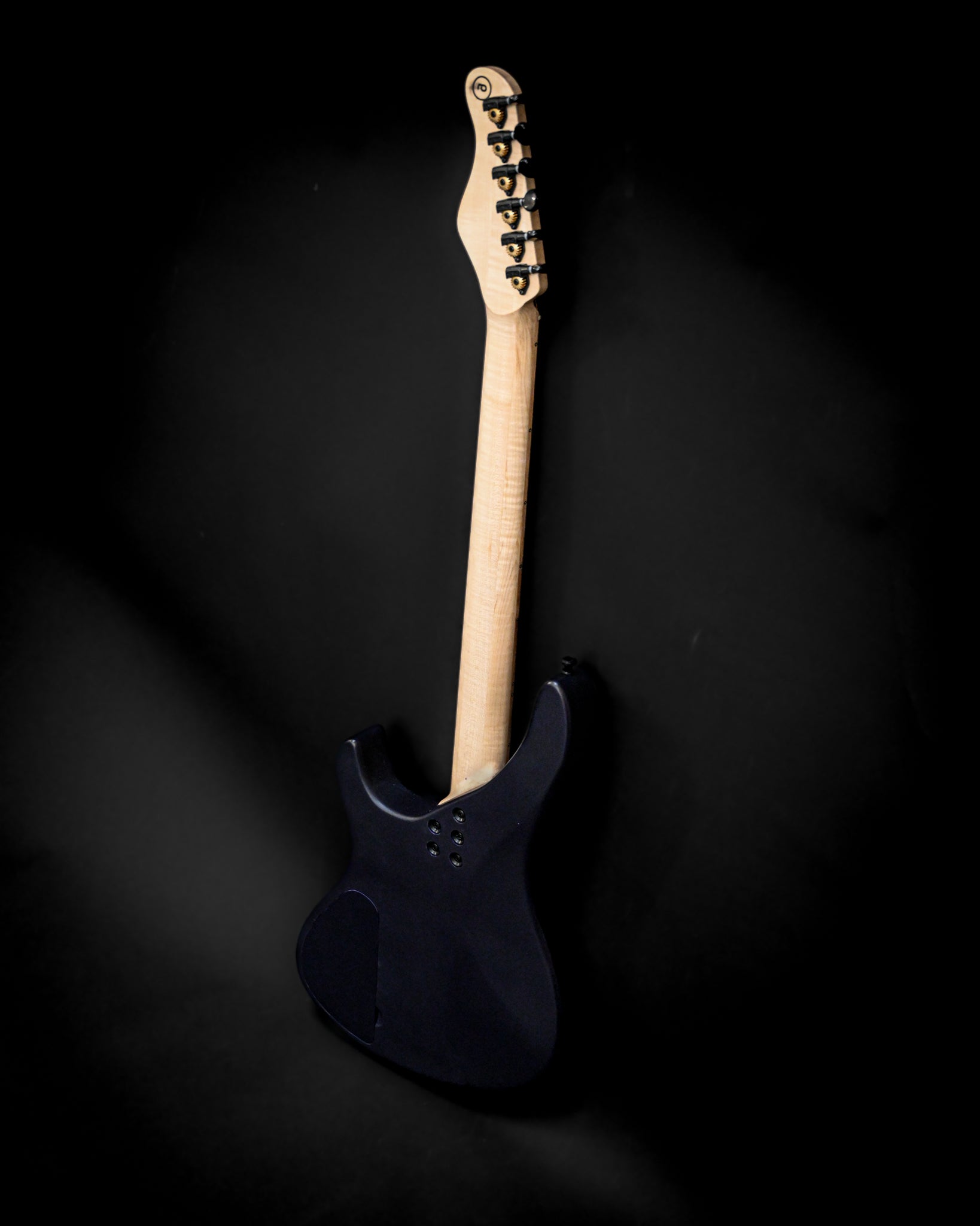 Die Rückseite der E5 Russian Violet Gitarre, die das schlanke Design und die hochwertigen Materialien hervorhebt.