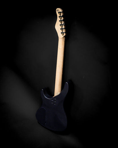 Die Rückseite der E5 Russian Violet Gitarre, die das schlanke Design und die hochwertigen Materialien hervorhebt.