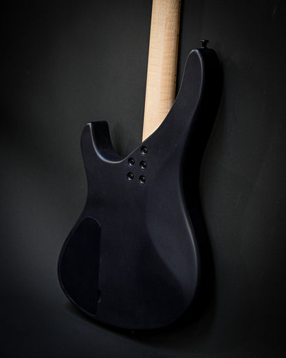 Ein anderer Blickwinkel auf die Rückseite der E5 Russian Violet Gitarre, der das stilvolle und moderne Design unterstreicht.
