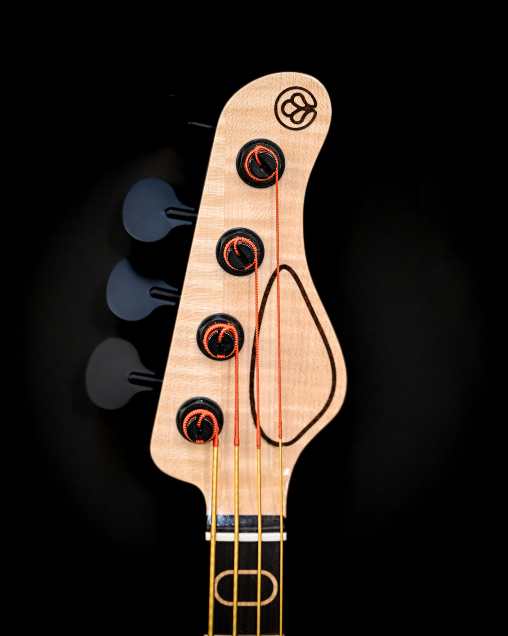 Kopfplatte der S1 Ziricote E-Bassgitarre mit Stimmwirbeln und Logo, hergestellt aus schönem Ahornholz.