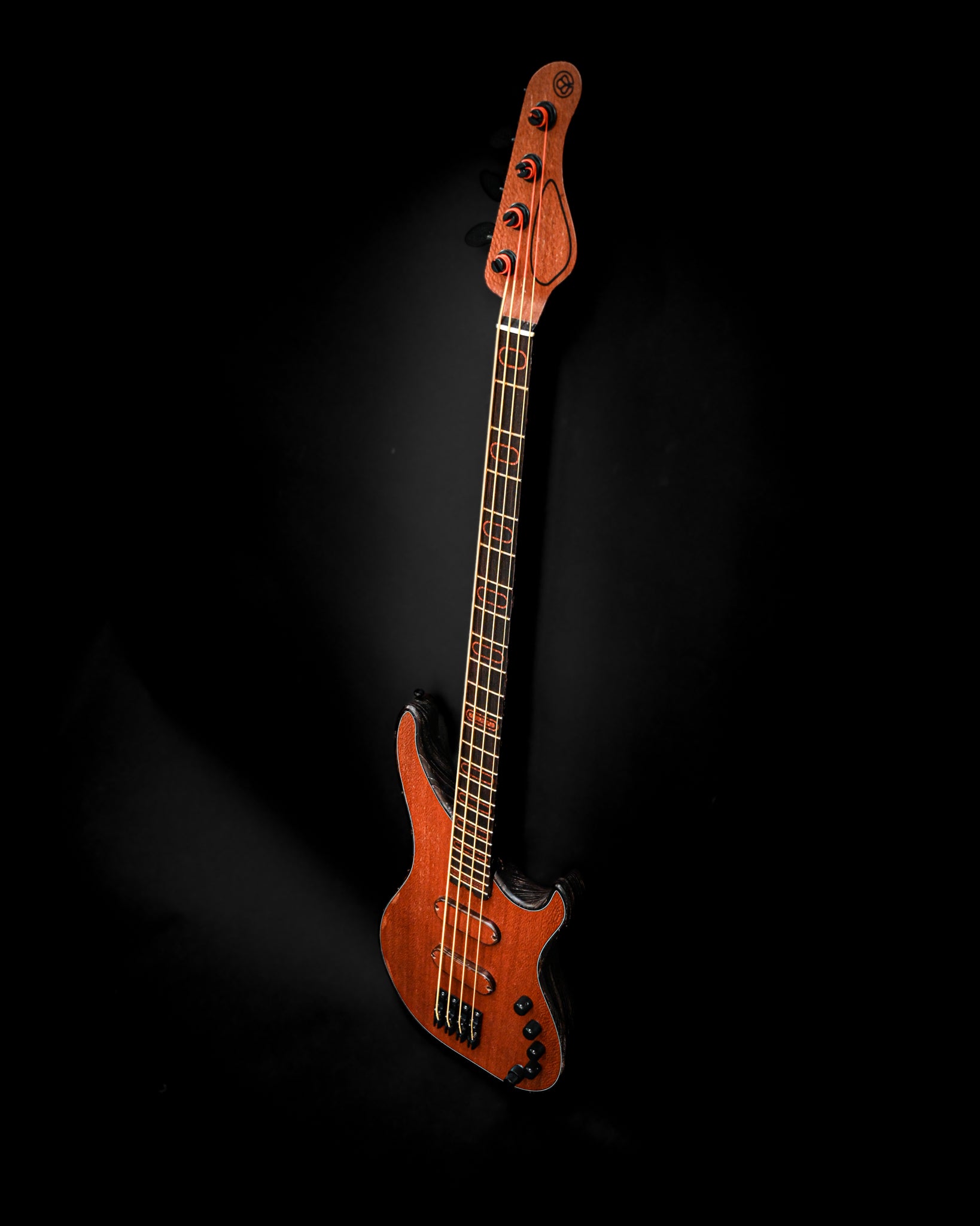 Seitenansicht der S3 Lacewood E-Bassgitarre, die die elegante Form und Handwerkskunst hervorhebt.