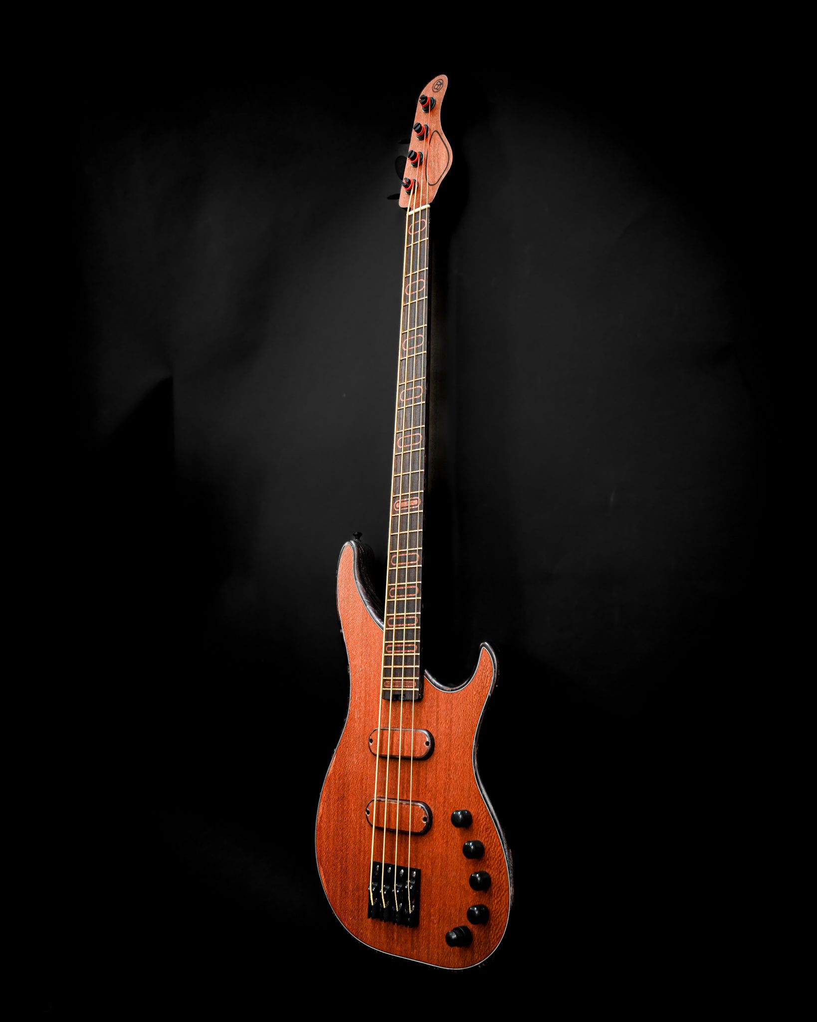 Künstlerische Aufnahme der S3 Lacewood E-Bassgitarre, die das schöne Spitzenholz-Finish zur Geltung bringt.