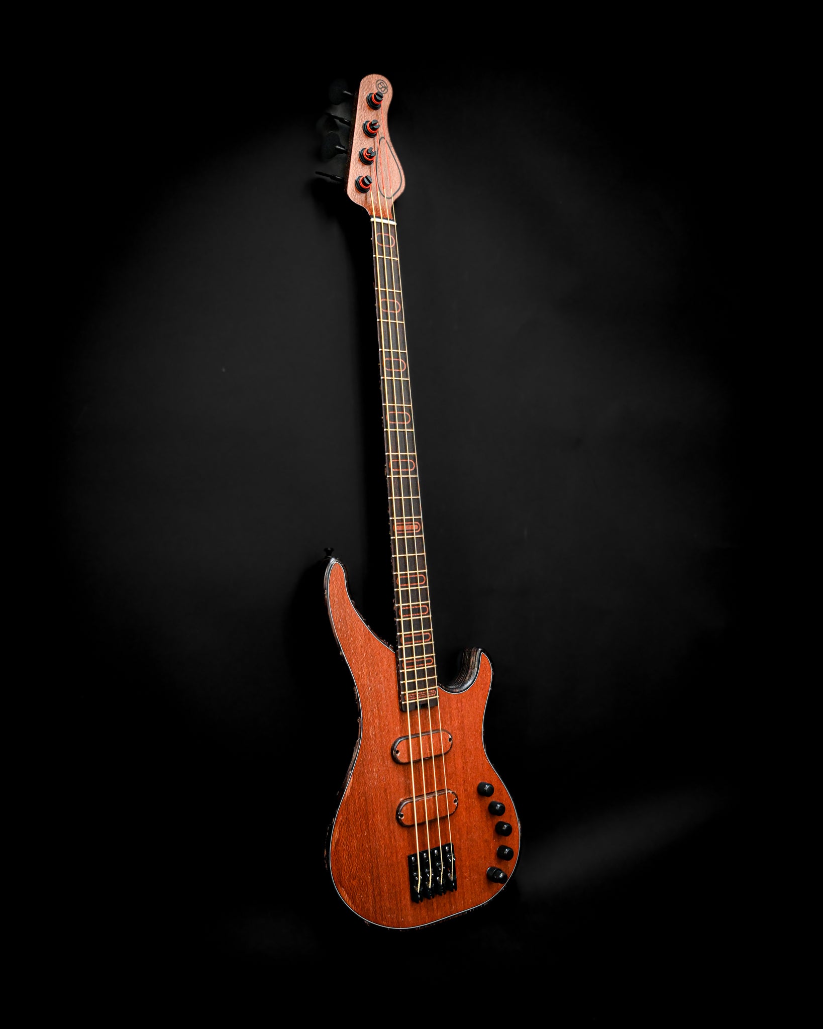 S3 Lacewood E-Bassgitarre, aufgenommen aus einer dynamischen Perspektive, um ihre einzigartigen Eigenschaften hervorzuheben.