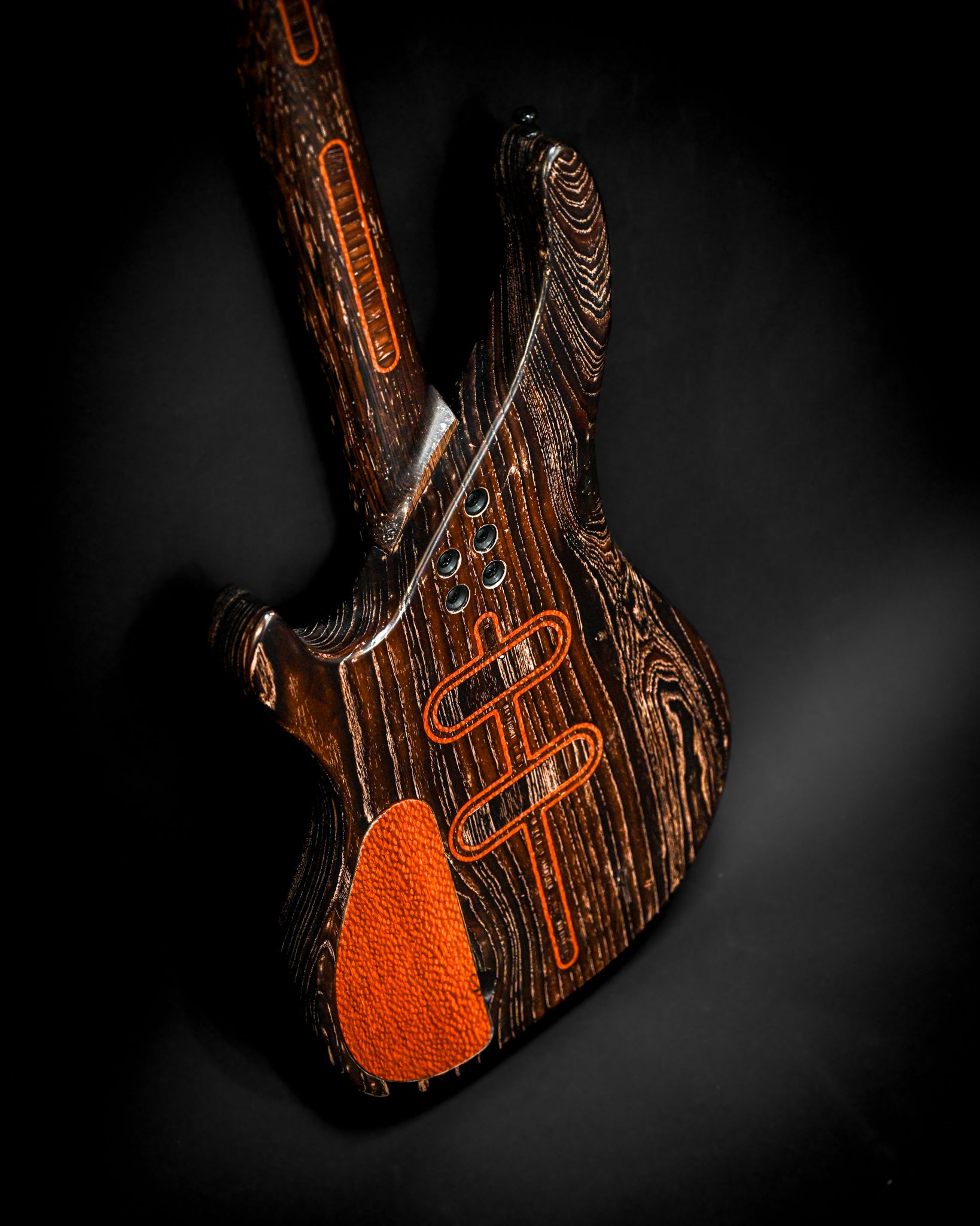 Künstlerische Profilansicht der Rückseite der S3 Lacewood-Bassgitarre, die ihr unverwechselbares Design zeigt.