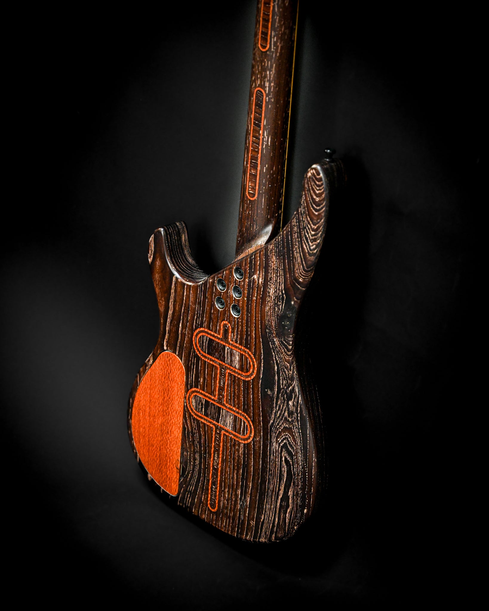 S3 Lacewood Bassgitarre von der Rückseite aufgenommen, die das elegante Design und die Präzision der Holzbearbeitung zeigt.