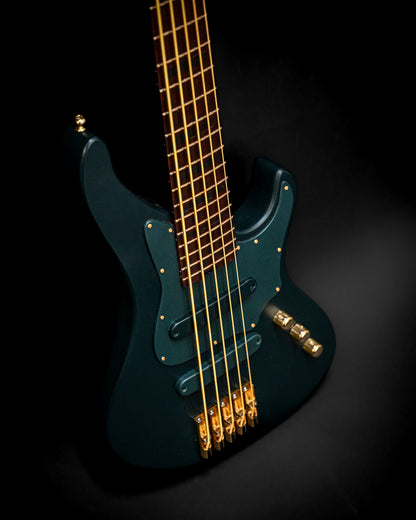 Nahaufnahme der Kopfplatte der E1 Vosges Pine Green Bassgitarre, mit Stimmwirbeln und Logo von Belforti Instruments.