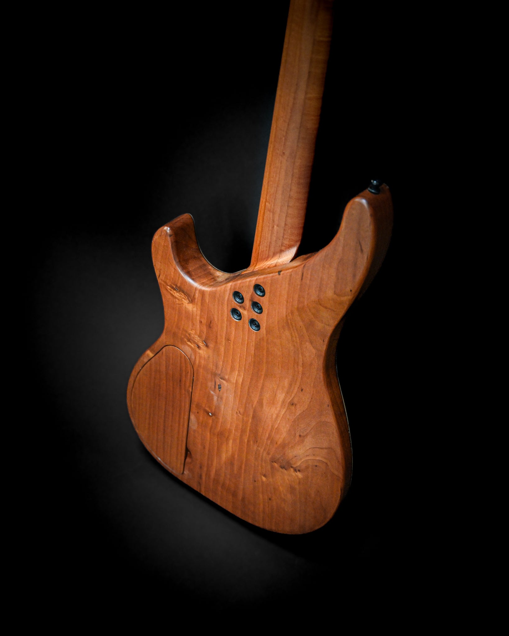 Fesselnder Blickwinkel auf die M3 Maple Bassgitarre von der Rückseite, der sich auf die Qualität der Konstruktion konzentriert.