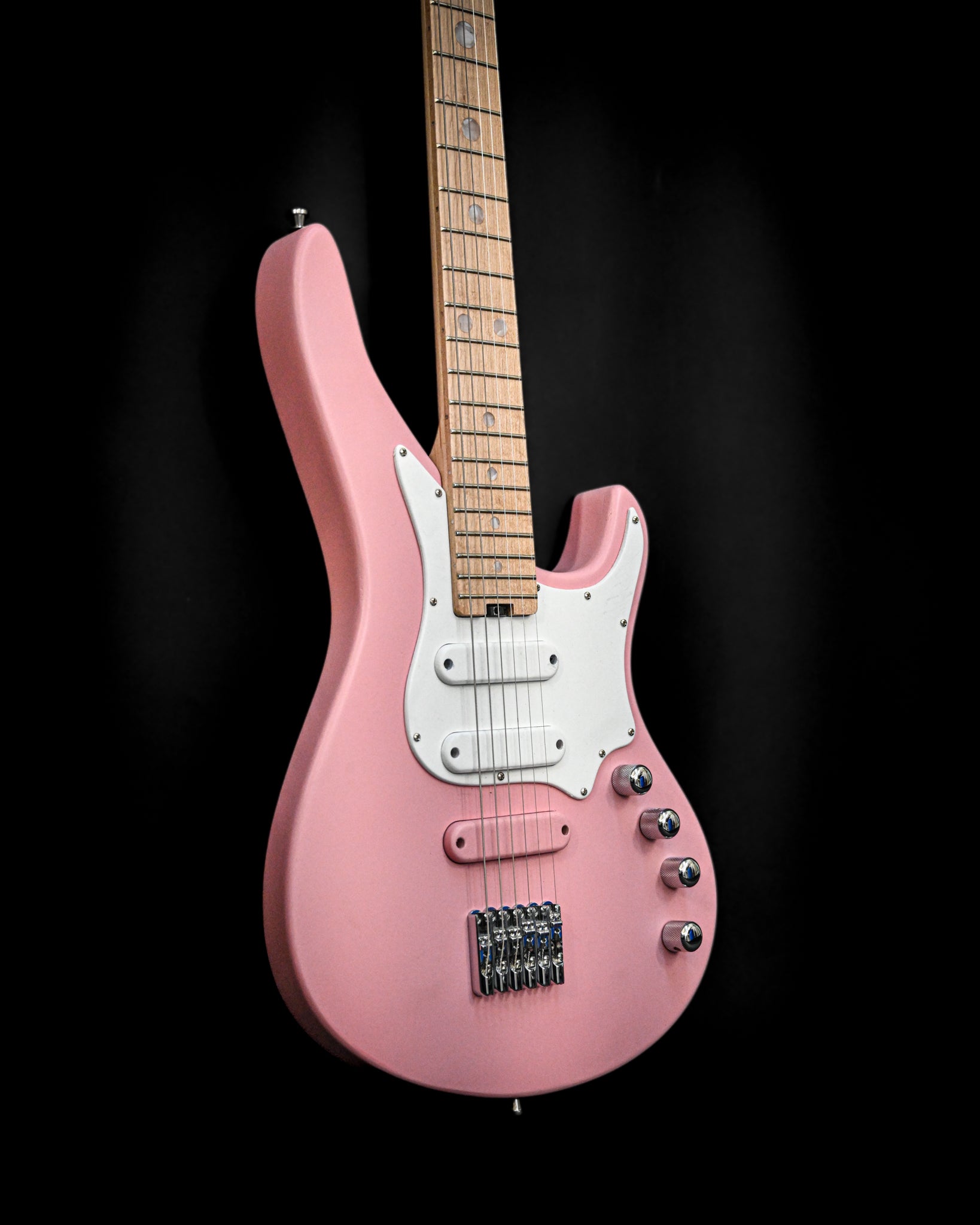 Seitenansicht der E7 Ueno Sakura Pink Gitarre, die die eleganten Konturen und das lebendige Finish hervorhebt.