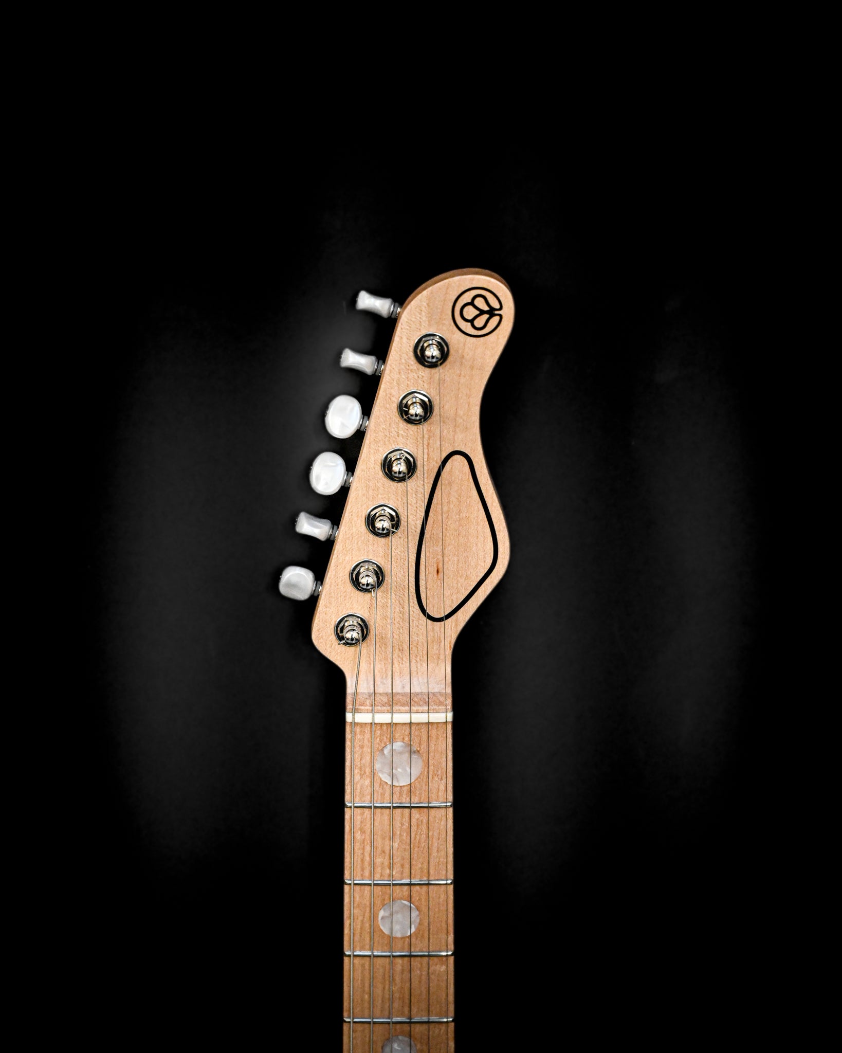 Dynamische Perspektive der E7 Ueno Sakura Pink Gitarre mit Schwerpunkt auf den vorderen Merkmalen und Bedienelementen.