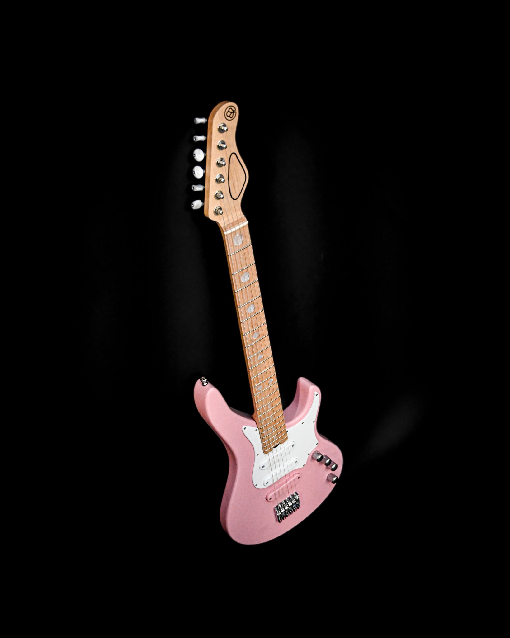 Detailaufnahme der Kopfplatte der E7 Ueno Sakura Pink Gitarre, die die Stimmwirbel zeigt.