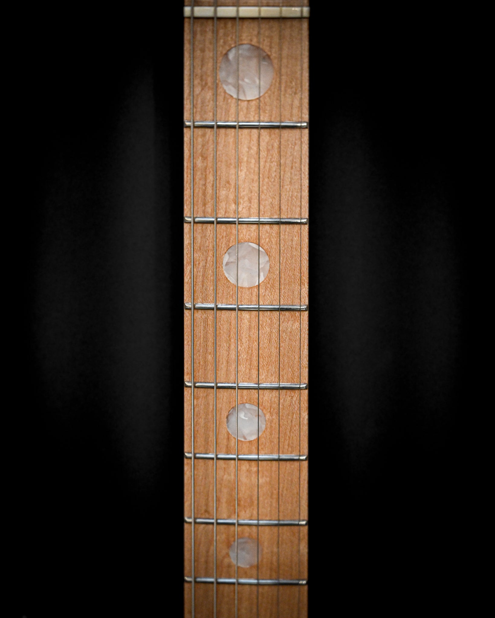 Elegante Seitenaufnahme der E7 Ueno Sakura Pink Gitarre, die ihre schöne Oberfläche und ihren Hals hervorhebt.