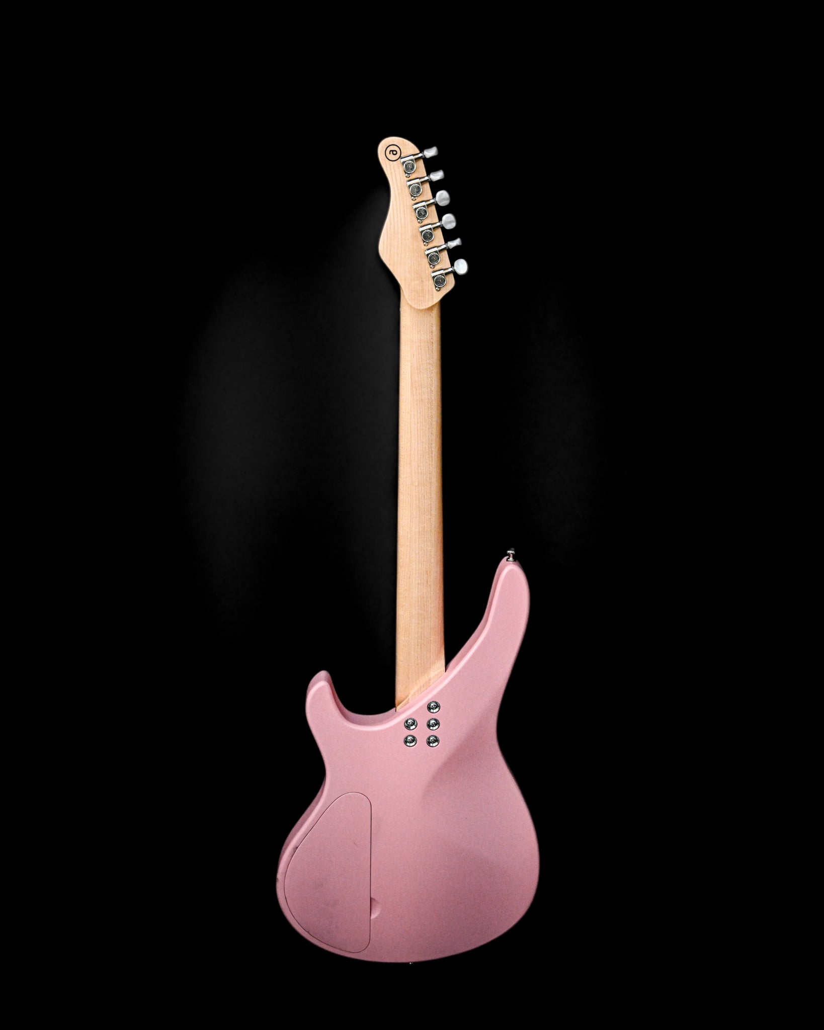 Ein Blick auf den Saitenbereich und das Stegzubehör der E7 Ueno Sakura Pink Gitarre.