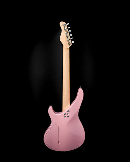 Ein Blick auf den Saitenbereich und das Stegzubehör der E7 Ueno Sakura Pink Gitarre.