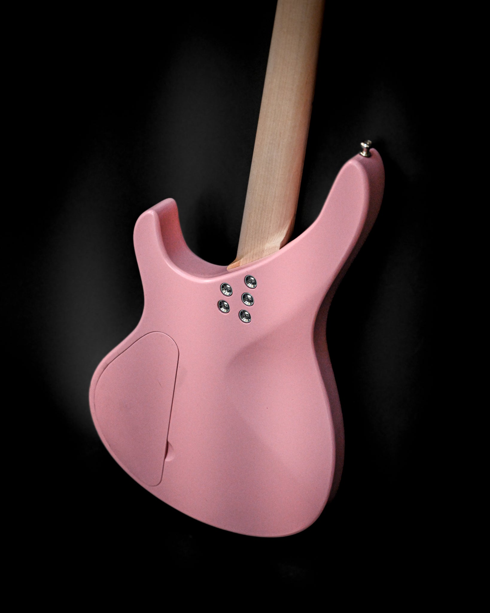 Bild der E7 Ueno Sakura Pink Gitarre, das die glatten Linien des Rückendesigns zeigt.