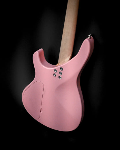 Bild der E7 Ueno Sakura Pink Gitarre, das die glatten Linien des Rückendesigns zeigt.