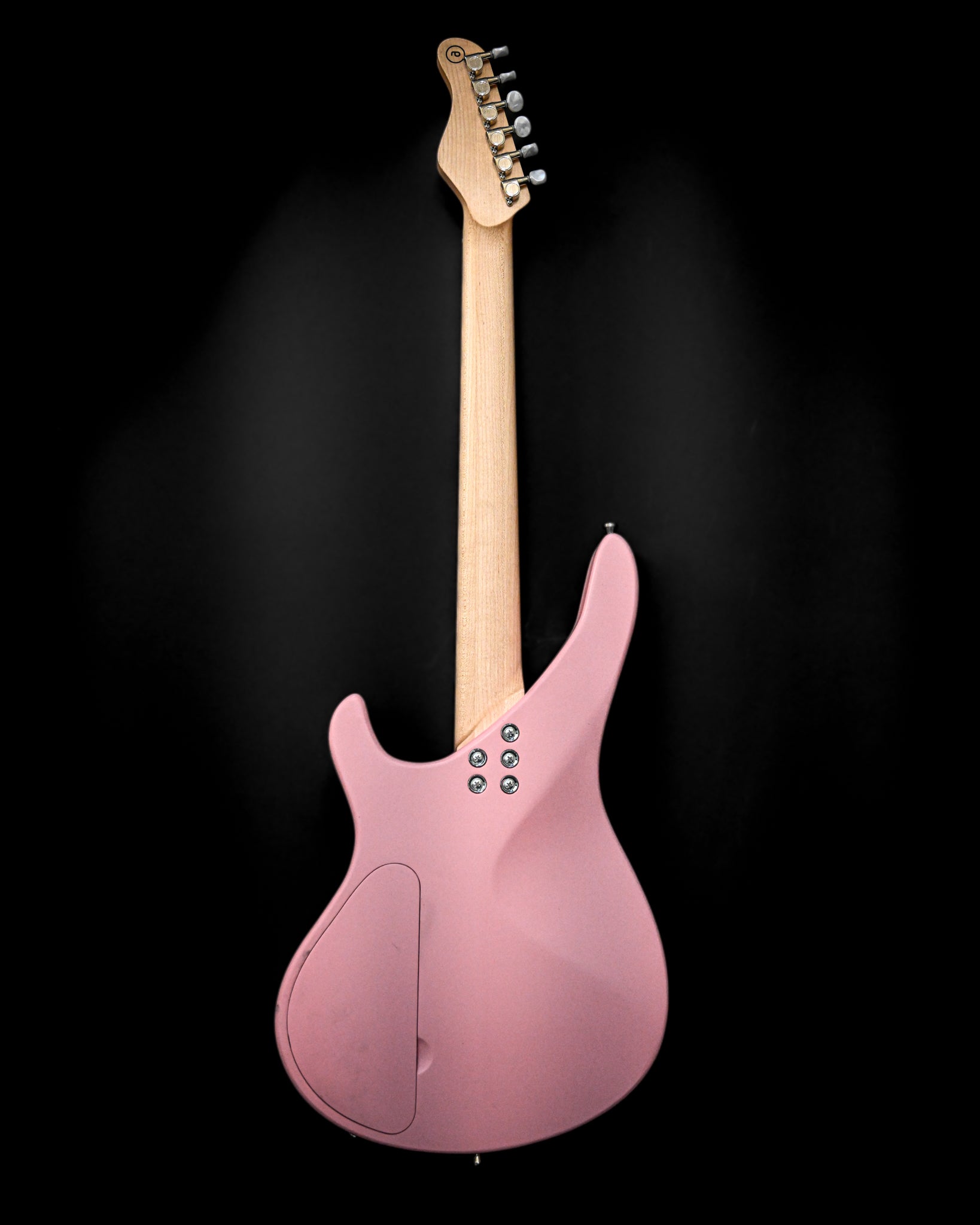 Rückansicht der E7 Ueno Sakura Pink-Gitarre, die ihre schlanken Kurven und Designdetails hervorhebt.