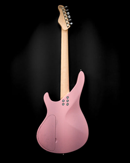 Rückansicht der E7 Ueno Sakura Pink-Gitarre, die ihre schlanken Kurven und Designdetails hervorhebt.