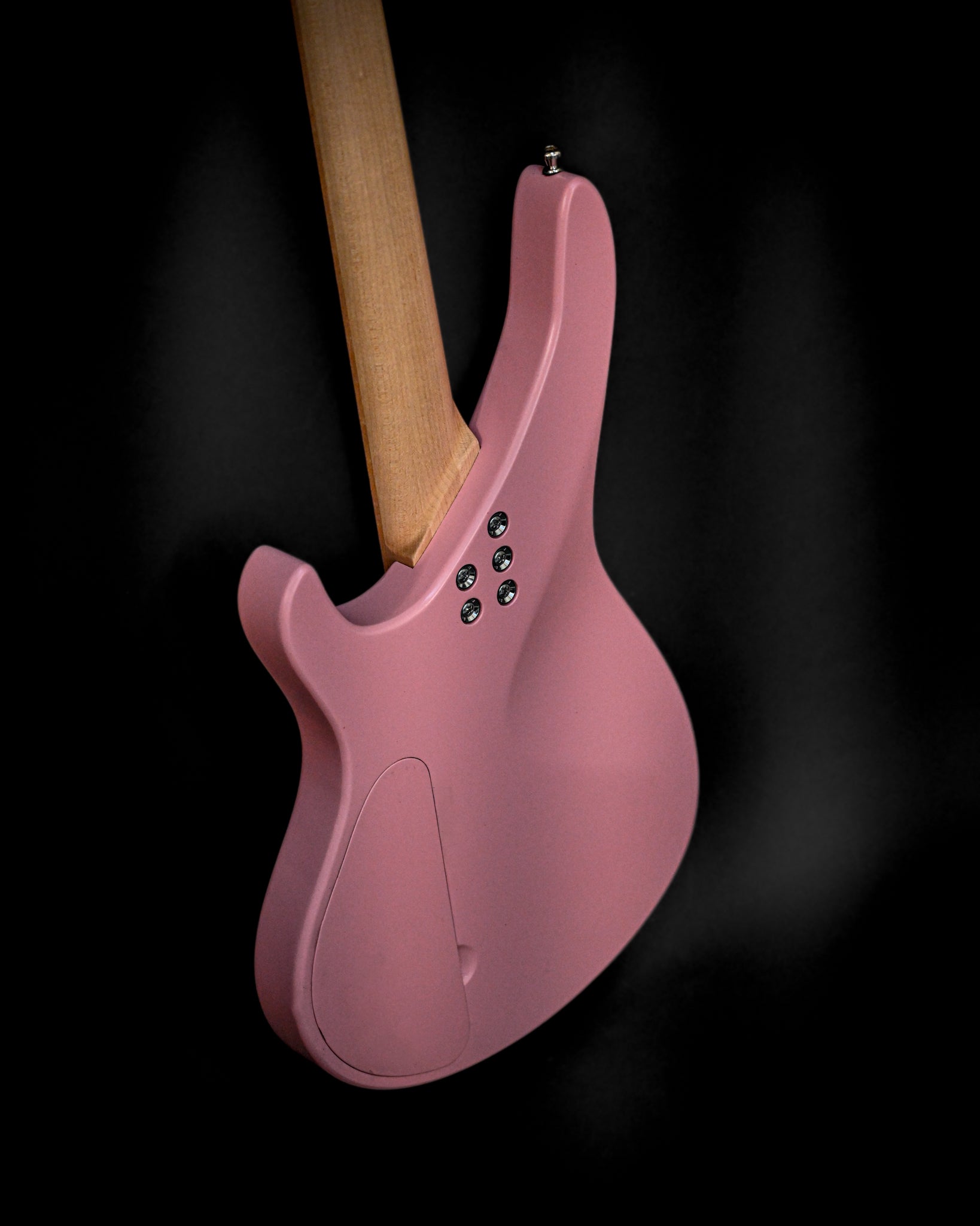 Detaillierte Ansicht des Griffbretts der E7 Ueno Sakura Pink Gitarre, die die Einlagen hervorhebt.