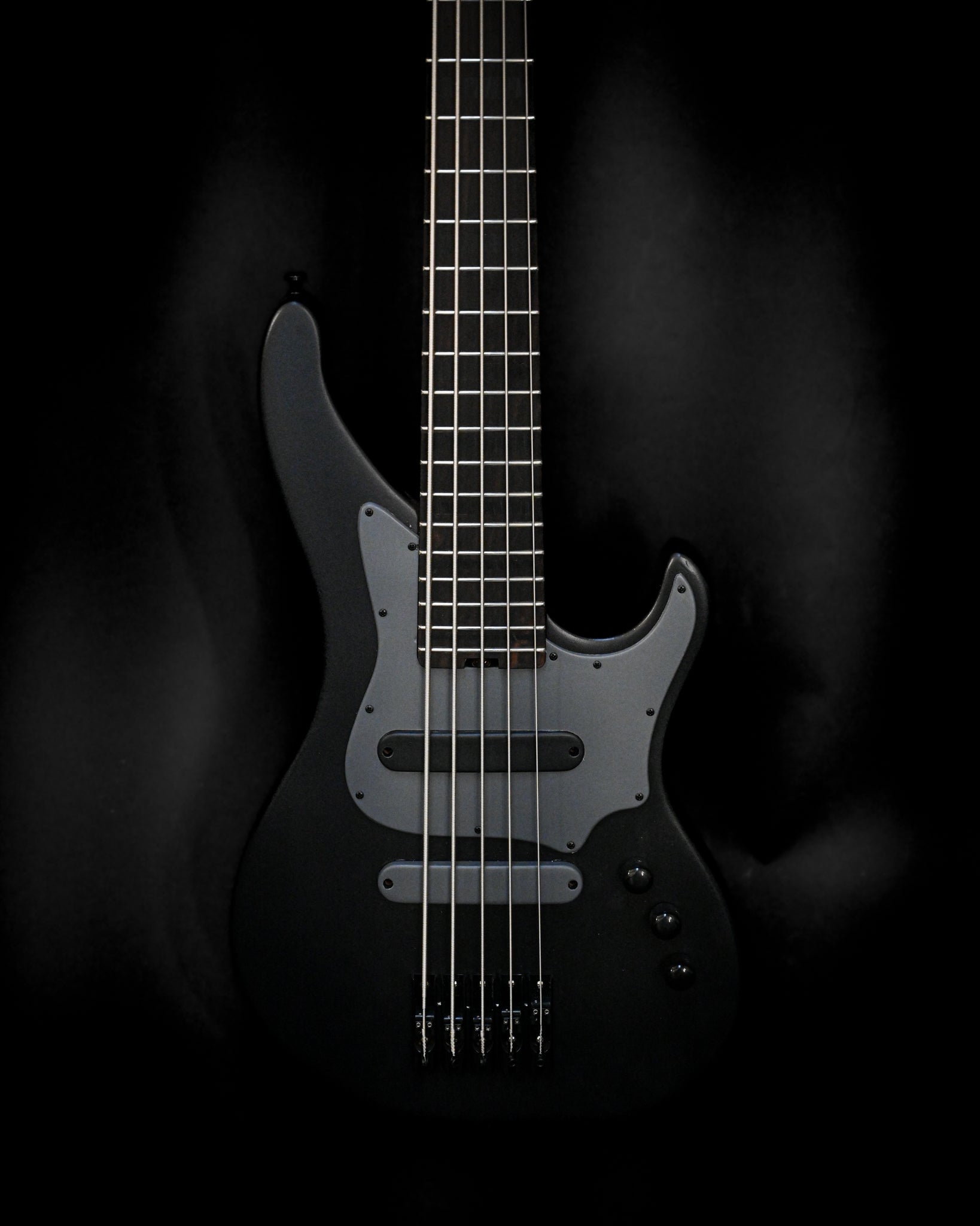 Seitenansicht der E3 Lorraine Coal Bassgitarre von Belforti Instruments, die das komplizierte Design von Korpus und Hals zeigt.
